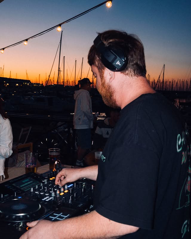DJ set au sunset face aux bateaux