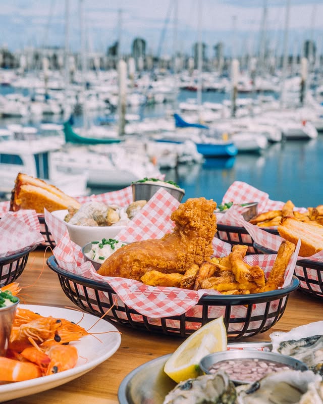 Fish & chips, huîtres et crevettes face au port