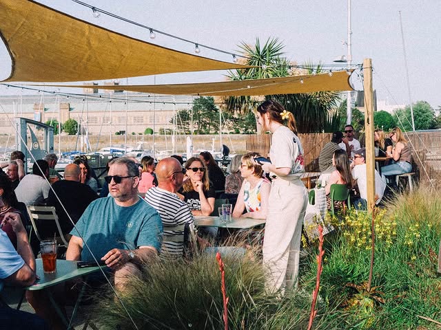 La terrasse ensoleillée face au port